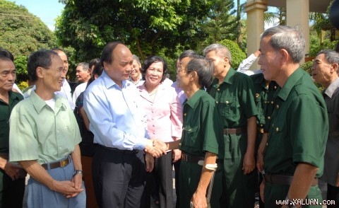 Nguyen Xuan Phuc rend visite à des familles méritante de la patrie à Bac Giang - ảnh 1